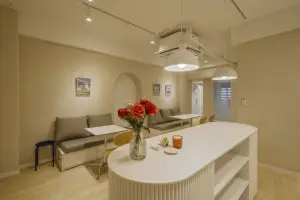 감성 플라워가 돋보이는 미니멀 라운지 인테리어